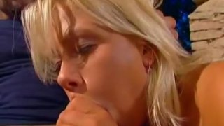 Em có muốn nếm thử sữa từ bầu vú của chị không