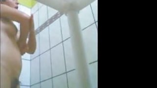 Cô con gái non nớt phải chịu đựng trước bố dượng vì muốn má hạnh phúc