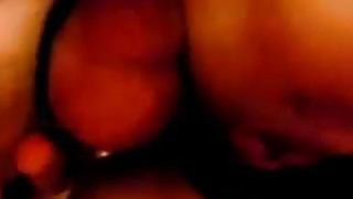 Một cô gái có khuôn mặt xinh đẹp và hình xăm trên chân, mặc đồ gợi cảm, đang thổi kèn và quan hệ tình dục một cách mạnh bạo...