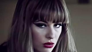 Nhờ em gái xinh xắn vệ sinh đầu cặc