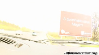 Đang học bài mà chị gái cứ thế này sao chịu nổi