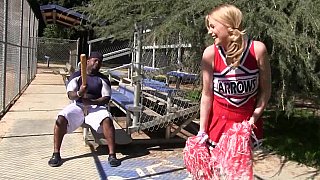 Trứng rung trêu chọc em gái hư hỏng