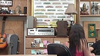 Buồn chán chuyện Gã chồng vô sinh, bà xã bị những gã nhà kề bên lợi dụng