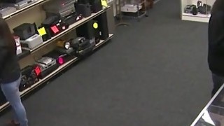 Má phát hiện con trai nghiện tình dục thuê hẳn 2 em ghệ về cho con