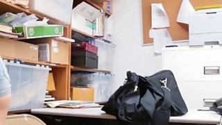 Hai em bé rất hư đang chơi với một con cặc lớn