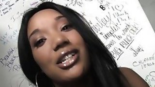 Cô dâu chú rễ tranh thủ trước giờ làm lễ