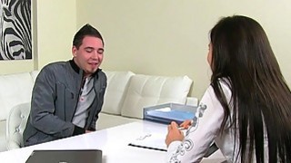 Cô gái tóc ngắn, trong sáng, mặt trẻ thơ hẹn gặp để quan hệ tình dục. Cô ấy mút và liếm con cặc lớn, nuốt và nhổ ra. Kỹ năng nói của cô ấy là hạng nhất. Hầu hết mọi người đều không thể chịu đựng được.