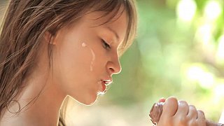 Sex xe hơi thú vị trong vườn nho trên đường cao tốc