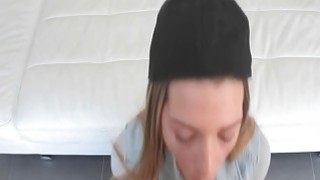 Nhờ chị gái dạy hôn