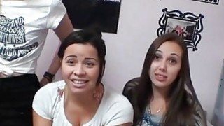 Thỏ con dễ thương với bộ ngực lớn, dương vật, làn da trắng và mềm mại, điên cuồng đưa cái lồn nhỏ vào, bộ ngực rung chuyển, biểu cảm rên rỉ đau đớn trên khuôn mặt