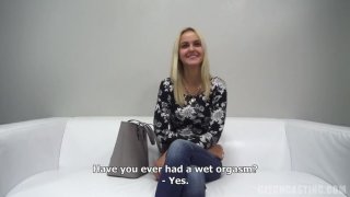 Nếu anh không chịch với em, em sẽ mách má anh sờ vú khi em đang ngủ