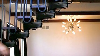 được cô con gái riêng của bà xã chăm sóc