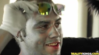 Anh trai "dạy" cô em họ cách làm tình trước khi đi hẹn hò