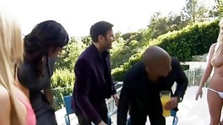 Cô gái chân dài đi tất đen gợi cảm thêm một phút để quan hệ, quan hệ bằng miệng, liếm, mở âm hộ trên giường, rồi quan hệ mạnh bạo...