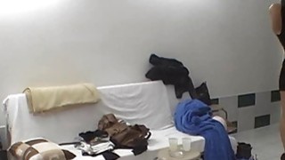 Cái cu to làm em bé mặc tất lưới rất thích