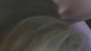 Cô gái trẻ mặt trần ngực bự thủ dâm tại nhà vào ban đêm, quyến rũ từ góc nhìn dưới lên, ngực đập