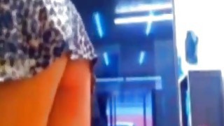 Một nhóm người tổ chức tiệc thác loạn, các bạn cùng lớp tụ tập để chia sẻ vợ của họ