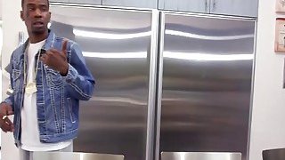 Lợi thế của việc gầy là bạn có thể bế cô ấy lên và quan hệ với cô ấy