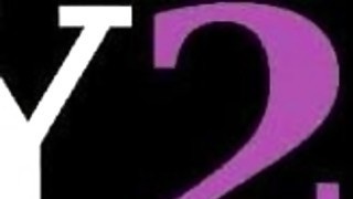 Thanh niên quay tay bắn lên mông má của tình nhân đang ngủ khi đến nhà chơi