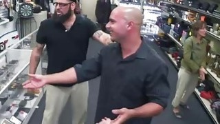 đè nhau ra phang rên thản nhiên trong tiệm