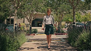 Nhiều cảnh quay cô gái nuốt tinh dịch, với khuôn mặt hơi hở ra. Cô gái vẫn vui vẻ.