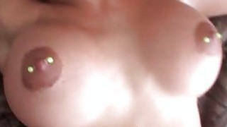 Cô gái gợi cảm với bộ ngực lớn và giày cao gót