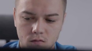 Vú em to làm buồi anh sướng bắn tinh ngập bể bơi