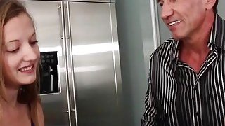 Nàng dâu hiếu thảo chăm sóc bố anh xã vietsub