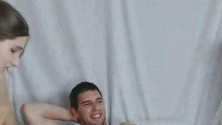 để trả đũa ông chồng địt trộm, người vợ vụng trộm cho bệnh nhân làm tình khi người chồng đang phía sau