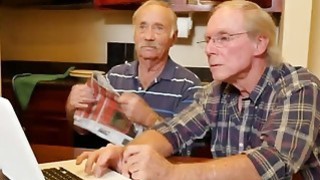 Một số tiền lớn để đặt lịch hẹn với một sinh viên bán thời gian