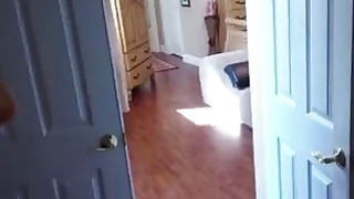 Em hàng xóm có sở thích thả rông hàng họ