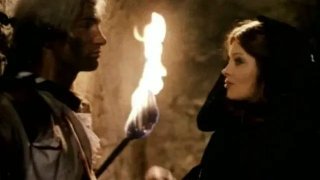 Con chó cái ngoan ngoãn thích ăn thịt gà