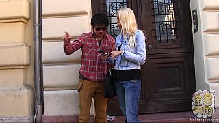 Toàn bộ quá trình của một người phụ nữ và một chú ngựa con