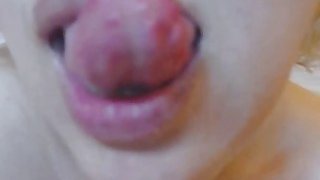 Cậu em trai thường nghe tiếng rên bên phòng chị gái và phát hiện chị nghiện thẩm du