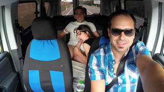 Ba mẹ đi vắng, hai anh em ở nhà chơi trò "người lớn"