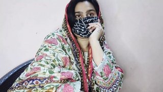 Cô gái 18 tuổi lộ mặt trong cảnh quan hệ tay ba