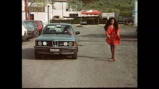 Một cô gái xinh đẹp đeo kính đang chiến đấu dữ dội với một người đàn ông đeo mặt nạ. Cô ấy có đôi tất trắng và giày cao gót rất đẹp. Cô ấy gác chân lên vai và đẩy mạnh vào anh. Cô ấy cầm lấy dương vật của anh ấy và cưỡi lên nó. Cô ấy không hài lòng và thủ dâm bằng một con cặc giả.