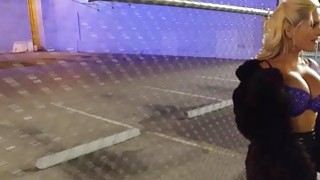 Cô giáo trẻ sành điệu của trường đại học gian lận trong lớp học