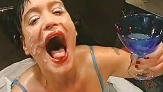 Chồng yêu đi công việc nước ngoài, Người vợ ở nhà xoạc với đám bạn của con trai