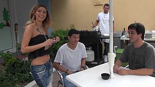 Hai cô gái gợi cảm mặc đồ trắng quan hệ tay ba, đi tất lụa đen và quan hệ bằng miệng trước khi cưỡi ngựa và bị quan hệ mạnh bạo...