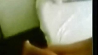 Người chồng cắm sừng của cô đang ở bên cạnh cô và cô không biết anh ta đang ngủ thật hay chỉ giả vờ ngủ