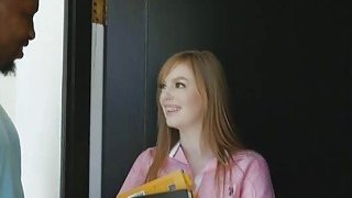 Vô tình nhìn thấy em họ tự sướng trong toilet khi về quê chơi