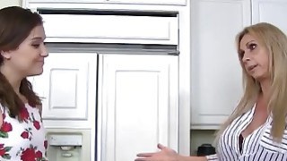 Đùa giỡn không cho anh trai ngồi thiền, em gái bị trả giá đắt