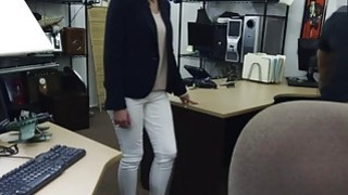 Một nữ thần nổi tiếng trên mạng, đi tất đen, có đôi chân đẹp và giày cao gót, một chiếc máy rung màu đen lớn đang rung chuyển âm hộ của cô ấy, và cô ấy không thể chịu đựng được điều đó...