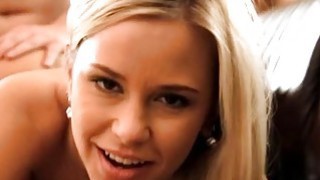 Trú mưa ở nhà tiền bối chung công ty, tôi không chịu được khi nhìn thấy bộ ngực ấy