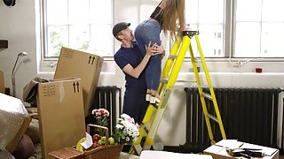 Ở chung phòng trong chuyến công tác với ông chủ xấu tính