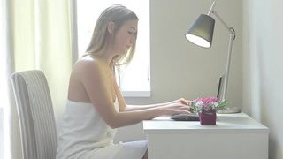 "Tôi là nhà thám hiểm" là một cô gái dễ thương và xinh đẹp với cánh tay đầy hoa, hình xăm và đôi chân đẹp. Cô ấy thích liếm và ngậm sâu vào "cậu nhỏ". Cô ấy cưỡi ngựa và quan hệ mạnh bạo, vì vậy cô ấy rút bao cao su ra và muốn bí mật xuất tinh vào bên trong...