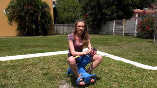 Một cô gái ngây thơ lại có cô bạn thân quá sành chuyện tình dục