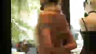 Một cô gái xinh đẹp, tính cách tốt và phục vụ tốt