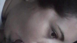 Cậu con trai hạnh phúc khi bạn thân của má ở lại nhà chơi